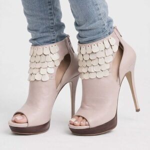 Cream leather w/fringe VELVET ANGELS Leather Peep-toe platform Heels. Sz 37.5